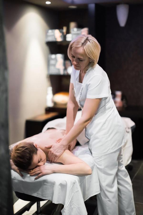 Hotel Aleksander Medical & Spa 로가스카슬라티나 외부 사진